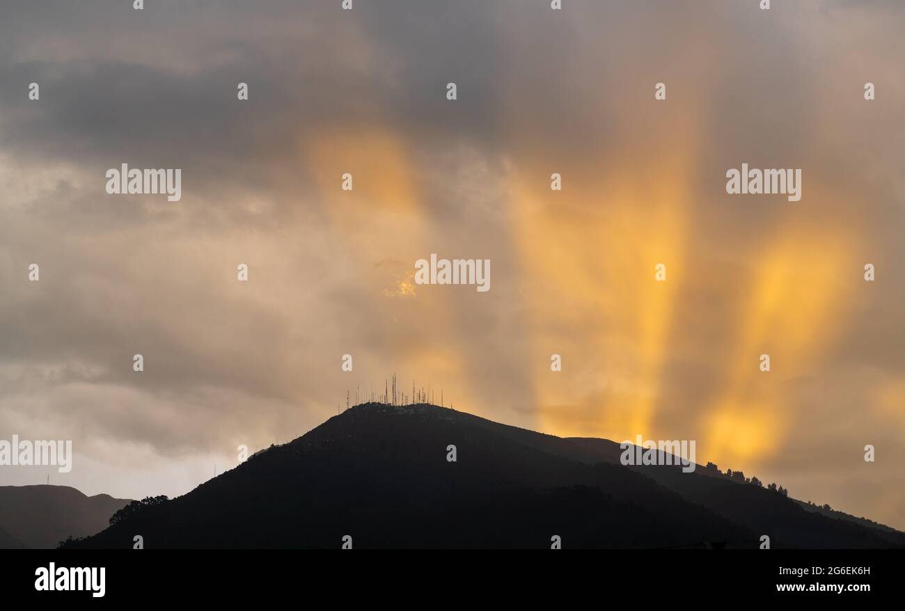 Sonnenstrahl des Vulkans Pichincha bei Sonnenuntergang, Quito, Provinz Pichincha, Ecuador. Stockfoto