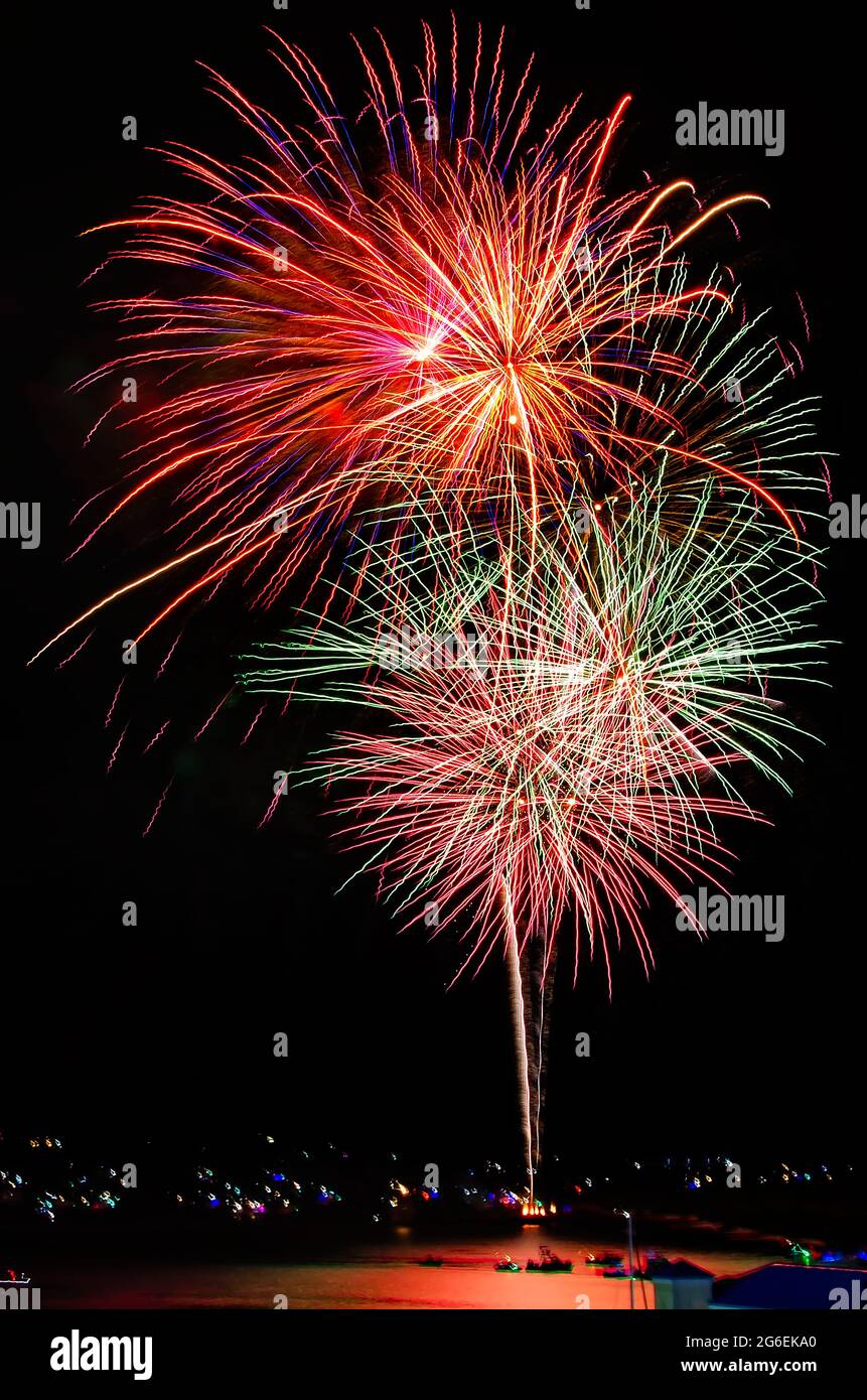 Am 4. Juli, dem 4. Juli 2021, explodiert in Biloxi, Mississippi, ein Feuerwerk über der Biloxi Bay. Stockfoto