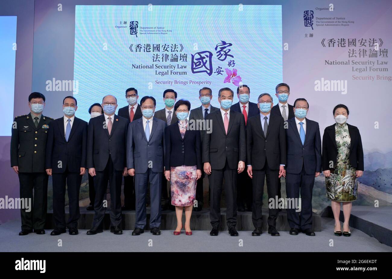 Hongkong. Juli 2021. Die Teilnehmer posieren für ein Gruppenfoto während eines Forums mit dem Titel „National Security Law Legal Forum -- Security brings prosperity“ im südchinesischen Hongkong, 5. Juli 2021. UM MIT 'Rechtsexperten, Beamte überprüfen nationales Sicherheitsrecht auf Hong Kong Forum' zu GEHEN Quelle: Xinhua/Alamy Live News Stockfoto