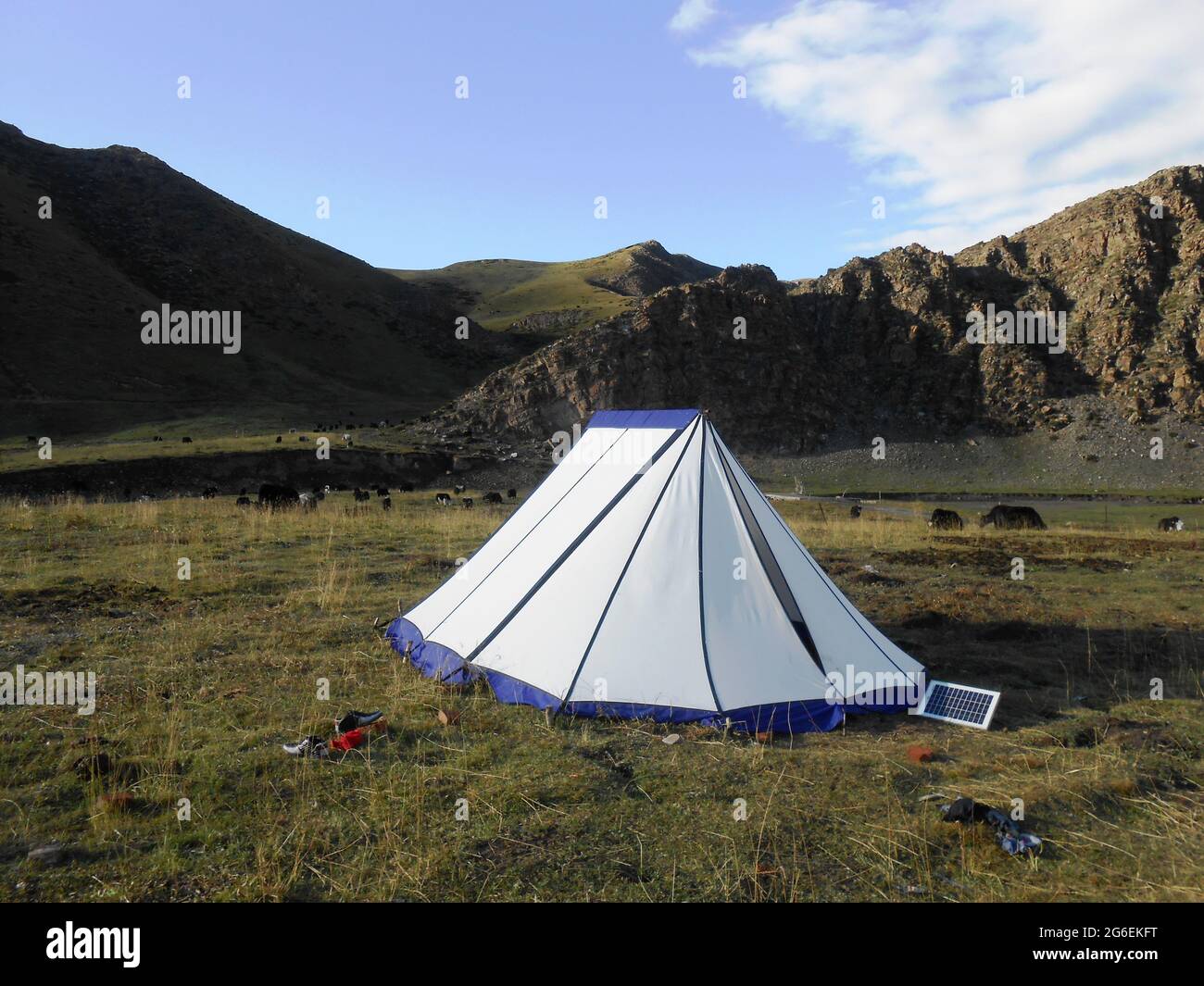 Tibetan Nomad Zelt mit Sonnenkollektor Stockfoto
