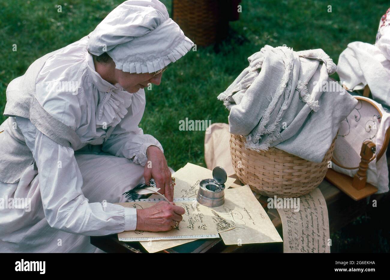 Ein Reenactor in historischen Kostümen übt Kalligraphie in einem Stil, der während des Revolutionskrieges in den amerikanischen Kolonien verwendet wurde. Stockfoto