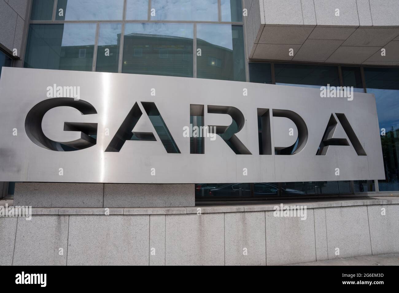 Dublin City, Dublin, Irland, 28. Juni 2021. Garda-Schild an der Vorderseite des Bahnhofs Kevin Street Garda Stockfoto