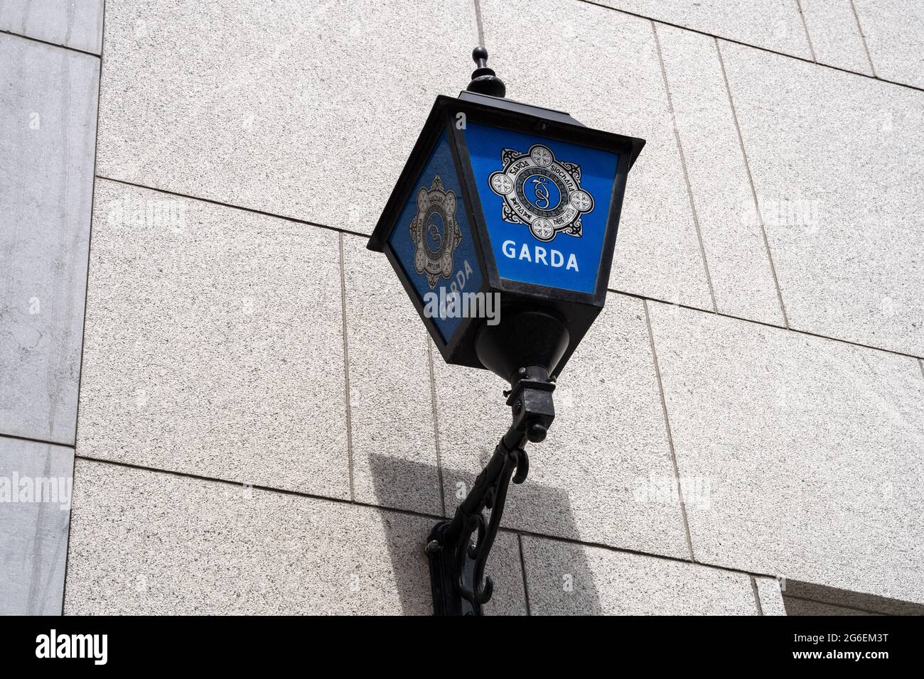 Dublin City, Dublin, Irland, 28. Juni 2021. Garda-Schild an der Vorderseite des Bahnhofs Kevin Street Garda Stockfoto