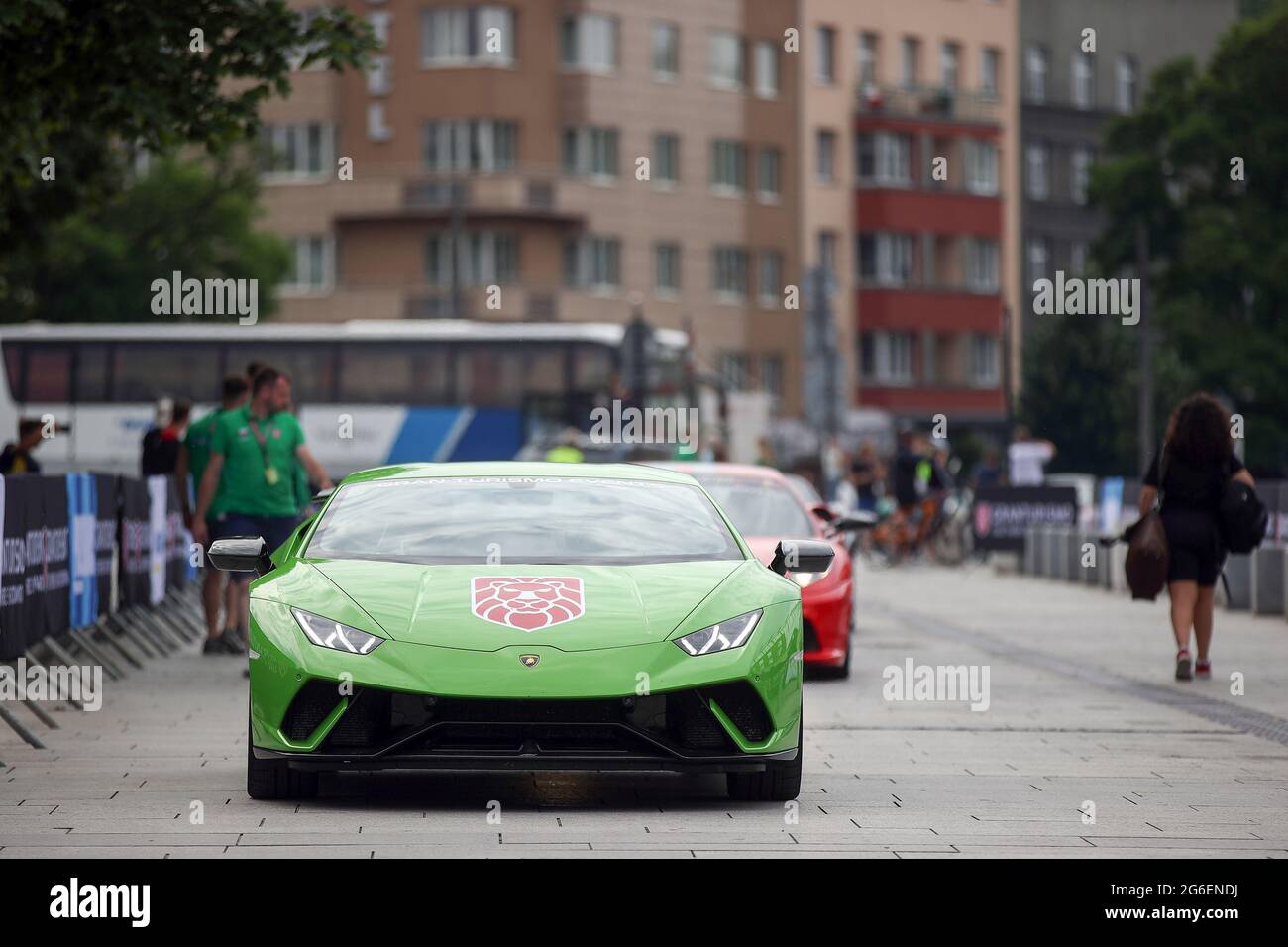 Krakau, Polen. Juli 2021. Während des Gran Turismo Polonia in Krakau ist ein Lamborghini auf der Straße zu sehen.in Krakau fand der größte Kongress der Supersportwagen in Polen, der Gran Turismo Polonia, statt. Über 100 Fahrzeuge (z. B. Ferrari, Porsche, Lamborghini) wurden während der 17. Ausgabe der Veranstaltung in der Nähe des Sheraton Gran Hotels geparkt. Der Wert der Autos, die an der Versammlung teilgenommen haben, wurde auf 120 000 000 PLN geschätzt. (Foto: Vito Corleone/SOPA Images/Sipa USA) Quelle: SIPA USA/Alamy Live News Stockfoto