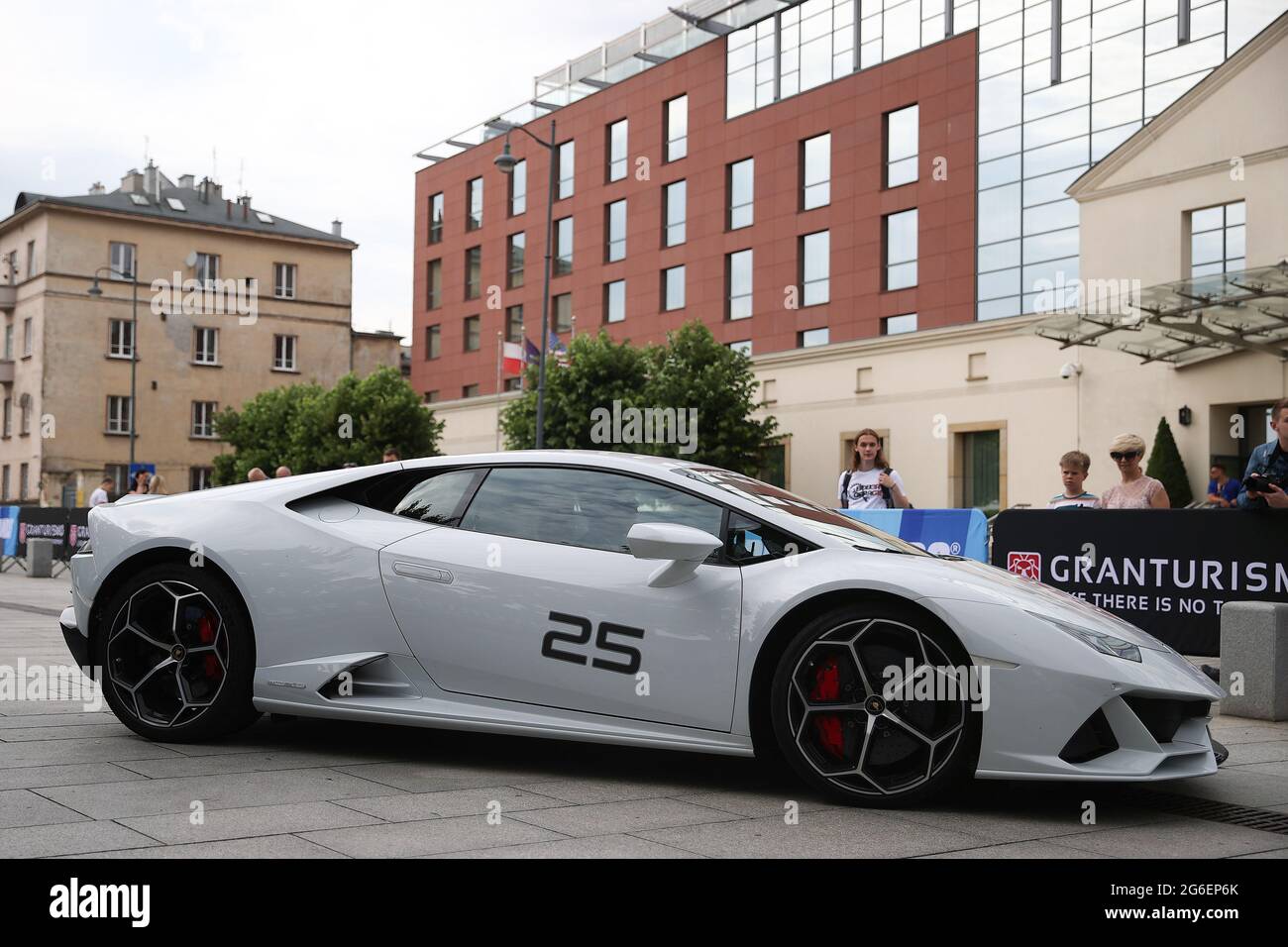 Krakau, Polen. Juli 2021. Ein weißes Lamborghini-Auto, das während des Gran Turismo Polonia in Krakau zu sehen war.in Krakau fand die größte Supersportmesse Polonia, der Gran Turismo Polonia, statt. Über 100 Fahrzeuge (z. B. Ferrari, Porsche, Lamborghini) wurden während der 17. Ausgabe der Veranstaltung in der Nähe des Sheraton Gran Hotels geparkt. Der Wert der Autos, die an der Versammlung teilgenommen haben, wurde auf 120 000 000 PLN geschätzt. Kredit: Vito Corleone/SOPA Images/ZUMA Wire/Alamy Live Nachrichten Stockfoto