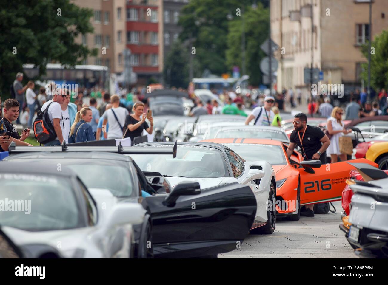 Krakau, Polen. Juli 2021. Exklusive Autos sind während des Gran Turismo Polonia in Krakau zu sehen.in Krakau fand die größte Supercars-Convention Polonia, der Gran Turismo Polonia, statt. Über 100 Fahrzeuge (z. B. Ferrari, Porsche, Lamborghini) wurden während der 17. Ausgabe der Veranstaltung in der Nähe des Sheraton Gran Hotels geparkt. Der Wert der Autos, die an der Versammlung teilgenommen haben, wurde auf 120 000 000 PLN geschätzt. Kredit: Vito Corleone/SOPA Images/ZUMA Wire/Alamy Live Nachrichten Stockfoto