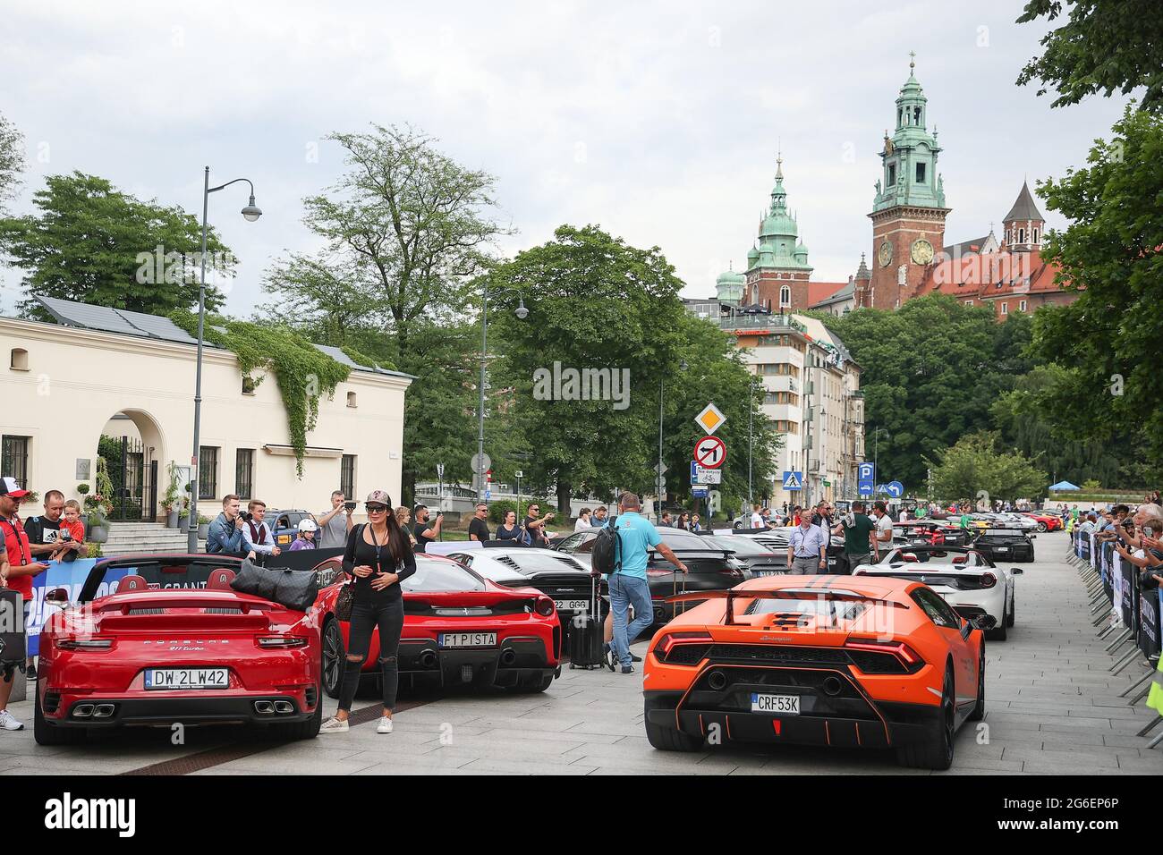 Krakau, Polen. Juli 2021. Exklusive Autos sind während des Gran Turismo Polonia in Krakau zu sehen.in Krakau fand die größte Supercars-Convention Polonia, der Gran Turismo Polonia, statt. Über 100 Fahrzeuge (z. B. Ferrari, Porsche, Lamborghini) wurden während der 17. Ausgabe der Veranstaltung in der Nähe des Sheraton Gran Hotels geparkt. Der Wert der Autos, die an der Versammlung teilgenommen haben, wurde auf 120 000 000 PLN geschätzt. Kredit: Vito Corleone/SOPA Images/ZUMA Wire/Alamy Live Nachrichten Stockfoto