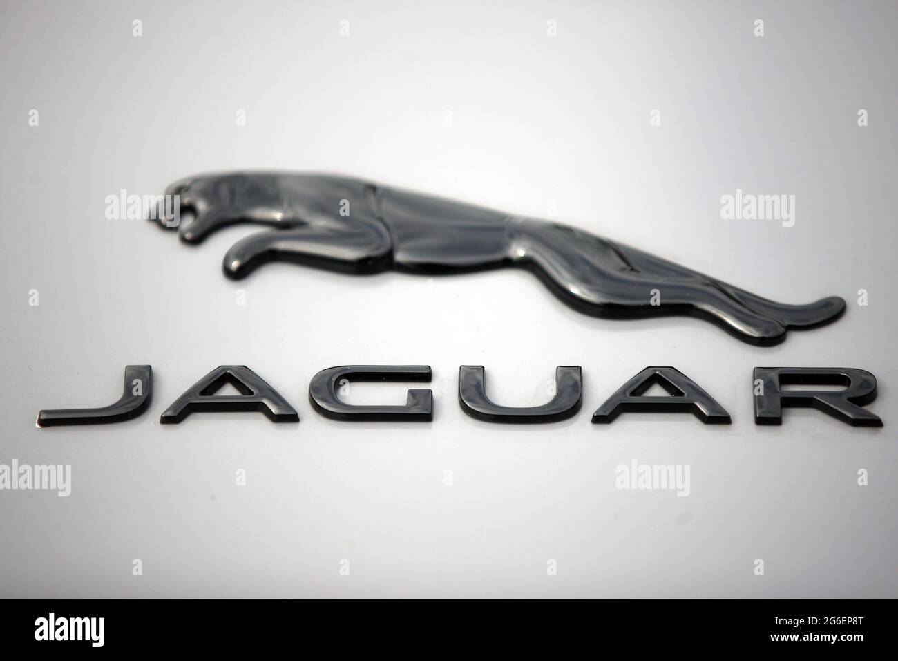 Krakau, Polen. Juli 2021. Logo von Jaguar, einem Automobilhersteller, der während des Gran Turismo Polonia in Krakau zu sehen war.in Krakau fand der größte Kongress der Supersportwagen in Polen, Gran Turismo Polonia, statt. Über 100 Fahrzeuge (z. B. Ferrari, Porsche, Lamborghini) wurden während der 17. Ausgabe der Veranstaltung in der Nähe des Sheraton Gran Hotels geparkt. Der Wert der Autos, die an der Versammlung teilgenommen haben, wurde auf 120 000 000 PLN geschätzt. Kredit: Vito Corleone/SOPA Images/ZUMA Wire/Alamy Live Nachrichten Stockfoto