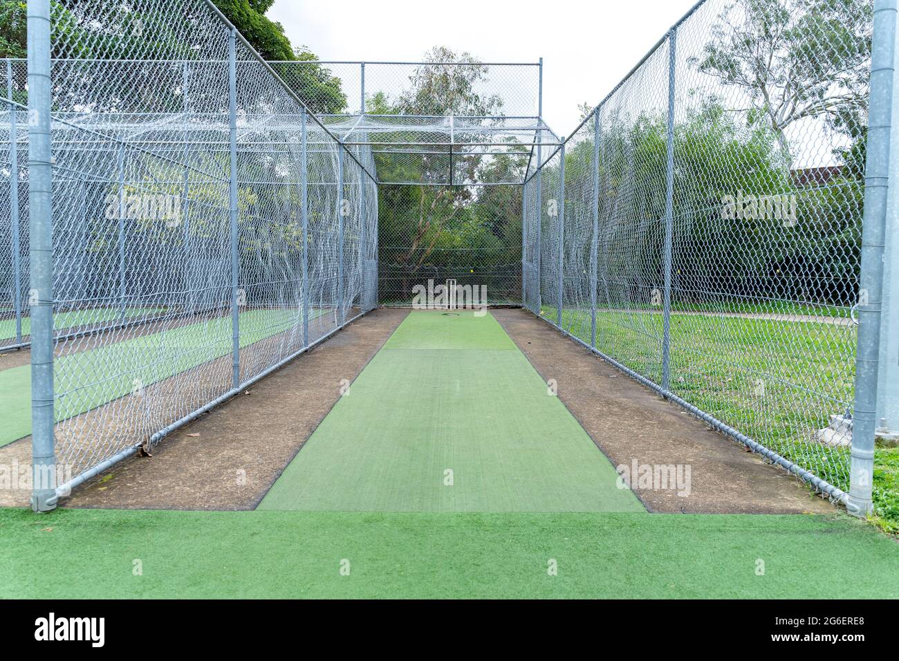 Cricket-Feld unter Netzen. Sportinfrastruktur auf dem Spielplatz in Australien. Stockfoto