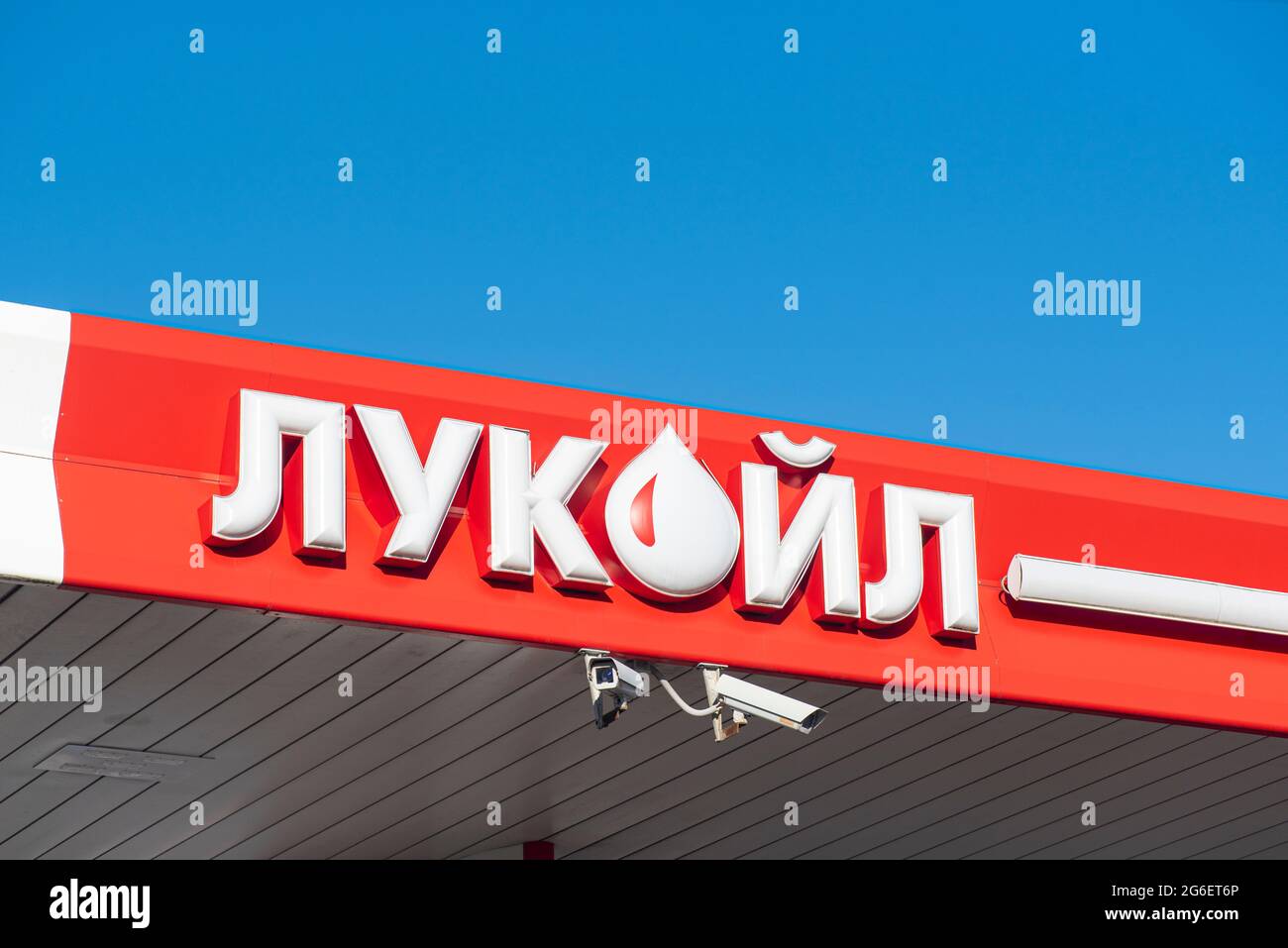 MOSKAU - MAI 11: Lukoil-Logo auf der Lukoil-Tankstelle in Moskau, Mai 11. 2021 in Russland Stockfoto