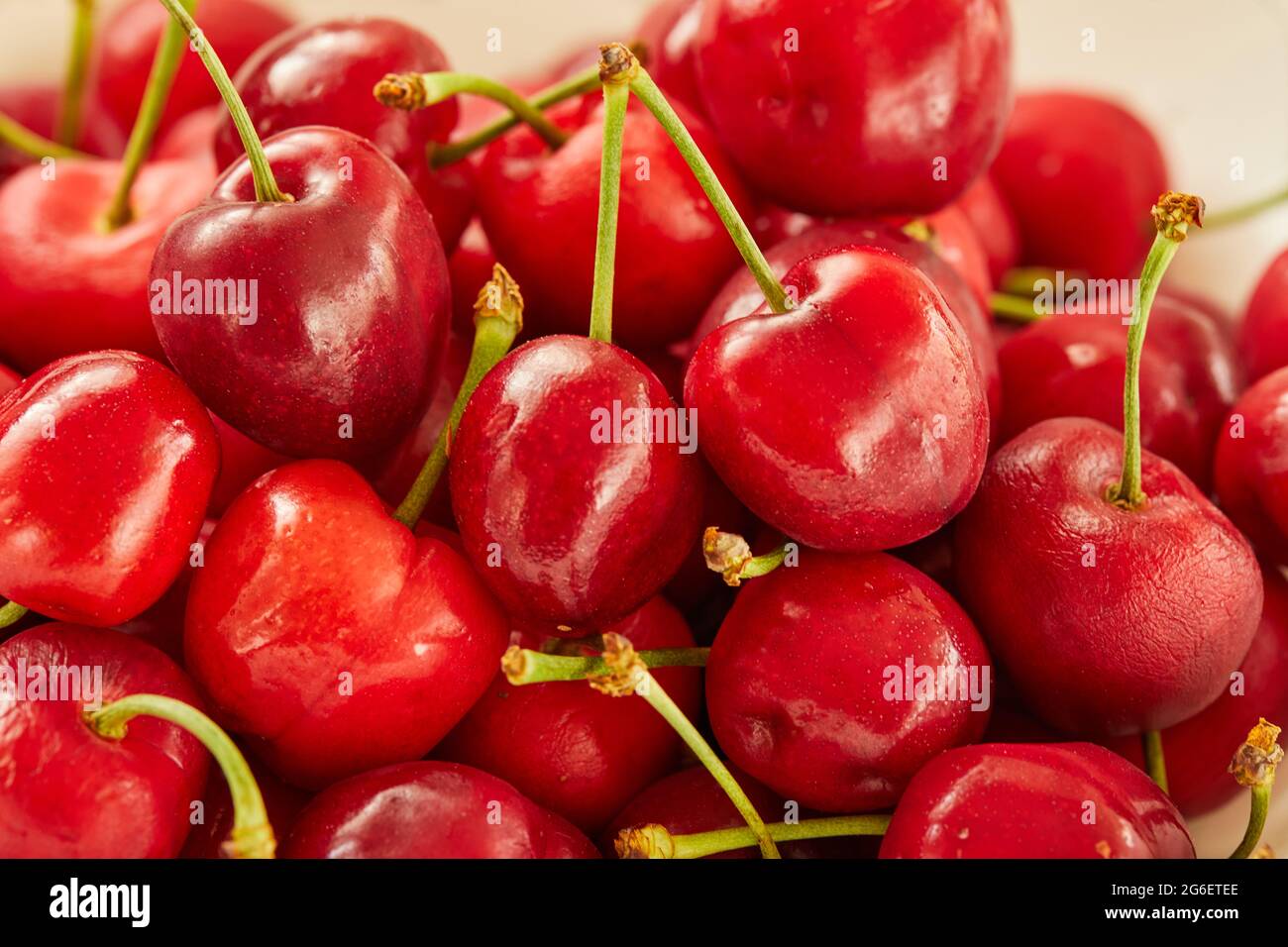Frische Kirschen auf weißem Teller, fertig zum Essen Stockfoto
