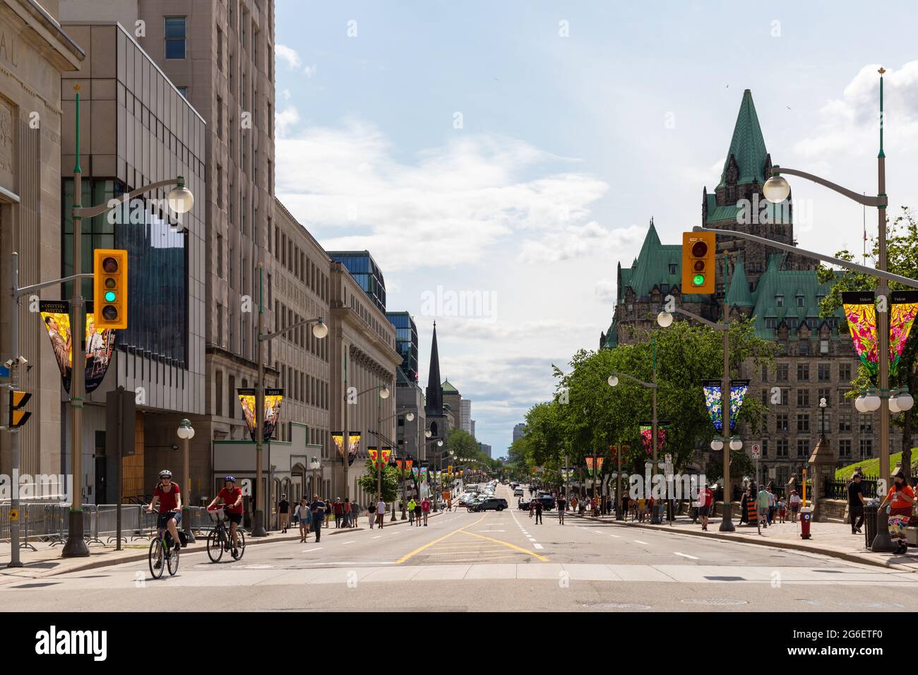 Ottawa, Kanada - 1. Juli 2021: Wellington Street view with Walking people in Downtown of Ottawa. Die Straße ist während der kanadischen Feiertage für Autos gesperrt. Stockfoto