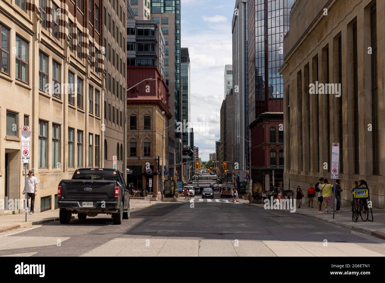 Ottawa, Kanada - 1. Juli 2021: Blick auf die Stadtlandschaft mit Spaziergänger in der Innenstadt von Ottawa. Stockfoto