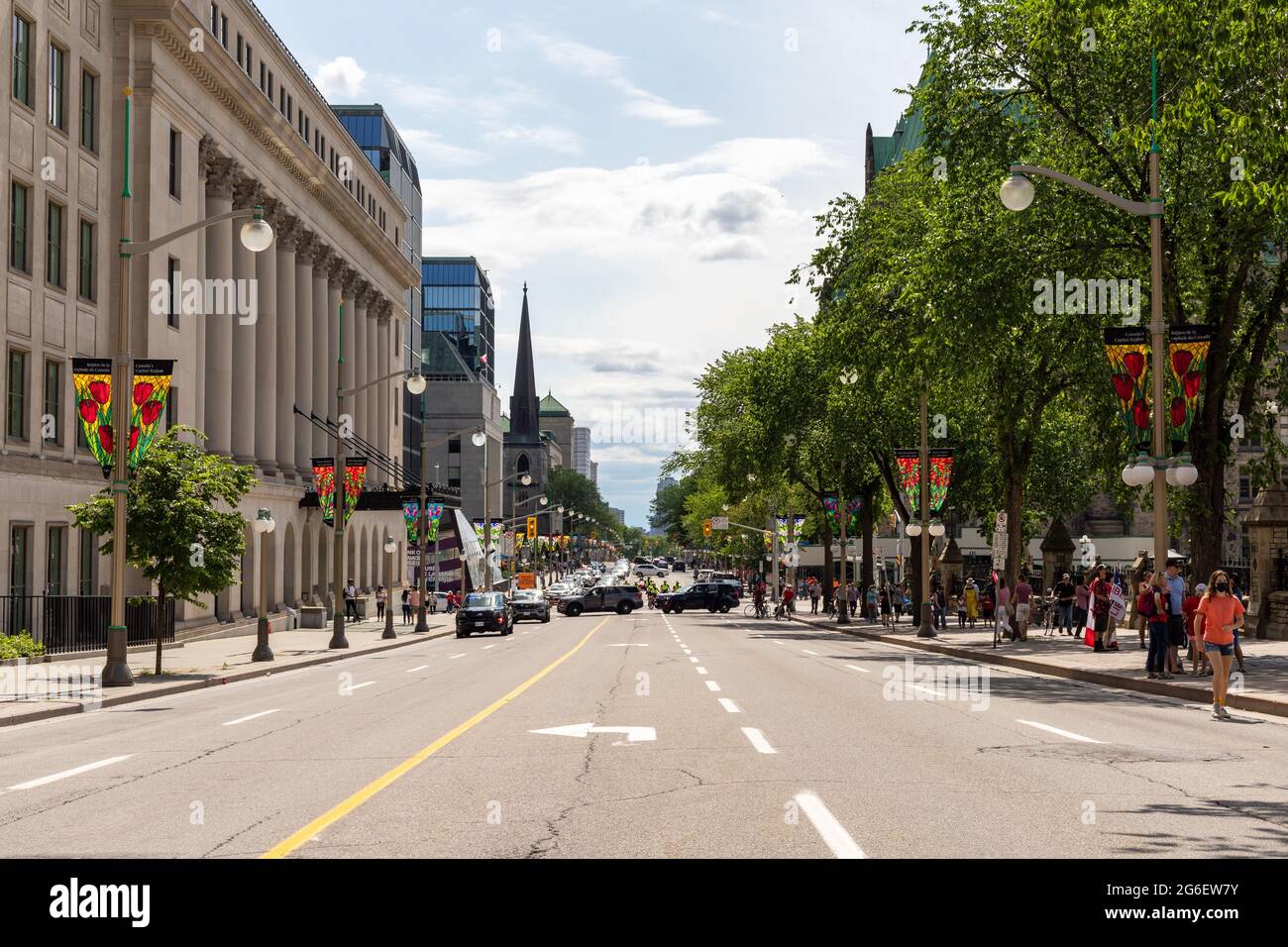 Ottawa, Kanada - 1. Juli 2021: Wellington Street view with Walking people in Downtown of Ottawa. Die Straße ist während der kanadischen Feiertage für Autos gesperrt. Stockfoto