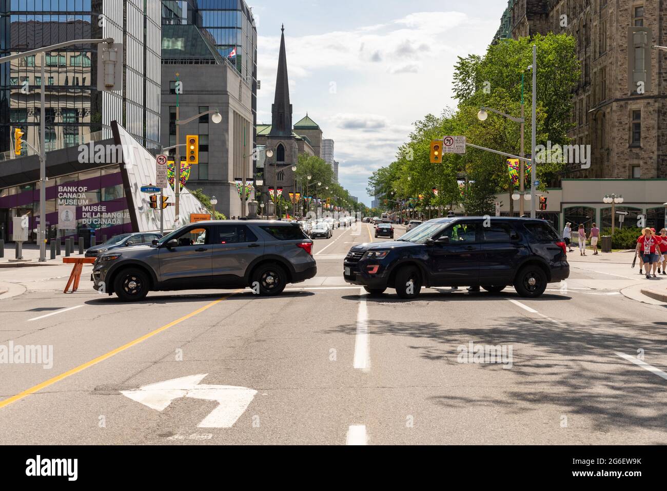 Ottawa, Kanada - 1. Juli 2021: Wellington Street view with Walking people in Downtown of Ottawa. Die Straße ist während der kanadischen Feiertage für Autos gesperrt. Stockfoto