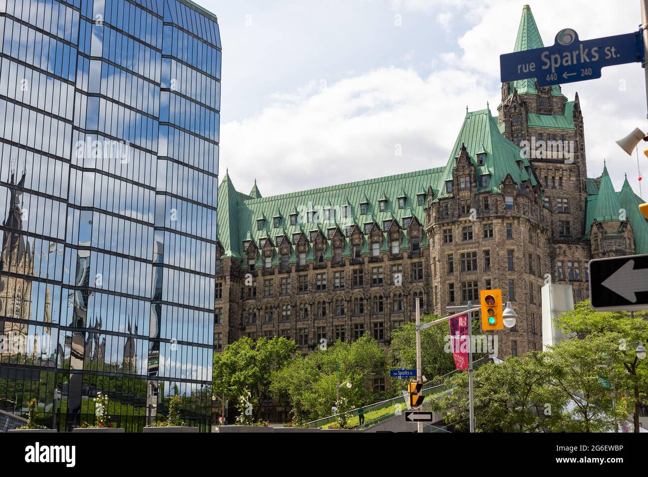 Ottawa, Kanada - 1. Juli 2021: Blick auf die Stadtlandschaft in der Innenstadt von Ottawa. Sparks Straße mit Confederation Building Stockfoto