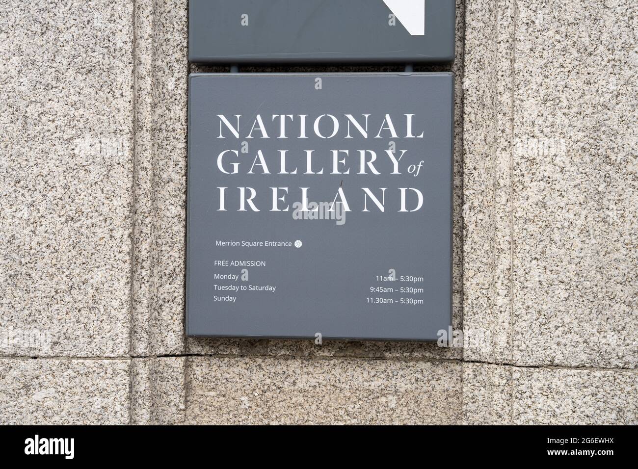 Dublin City, Dublin, Irland, 28. Juni 2021. Nationalgalerie von Irland Schild am Eingang Stockfoto