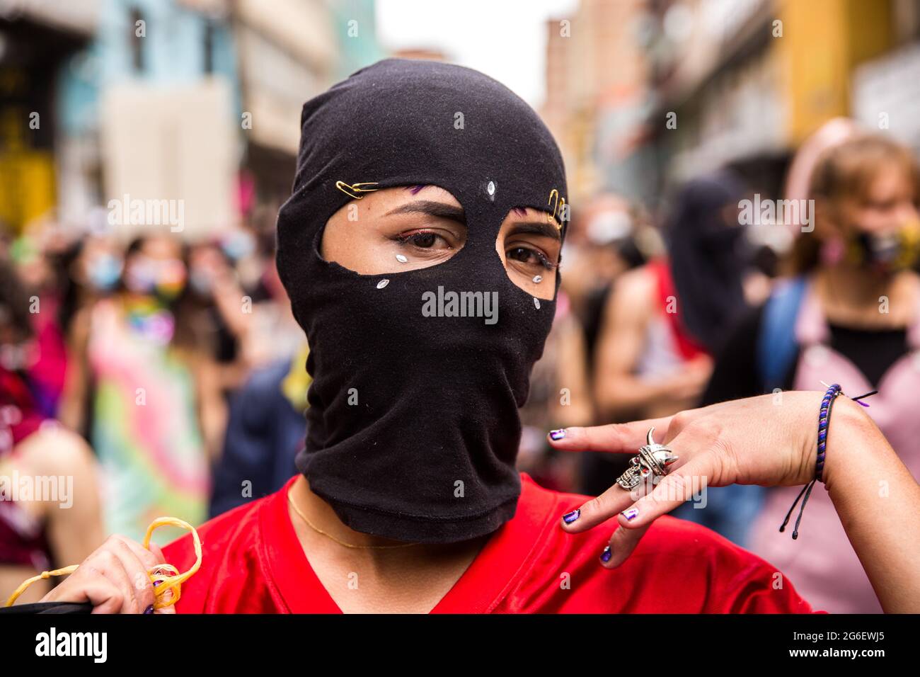 Ein maskierter Protestler, der während des marsches gesehen wurde.die LGBTIQ-Gemeinde in Bogotá organisierte einen marsch gegen die offizielle Gay Pride-Feier. Die Gründe für diesen marsch sind, wie die Organisatoren erklärten, ihre Ablehnung der Kommerzialisierung des Gay Pride zu zeigen und den Mord an Mitgliedern dieser Gemeinschaft anzuprangern, der immer mehr wächst. Die Teilnehmer bestätigen, dass „es nichts zu feiern gibt“. (Foto von Antonio Cascio/SOPA Images/Sipa USA) Quelle: SIPA USA/Alamy Live News Stockfoto