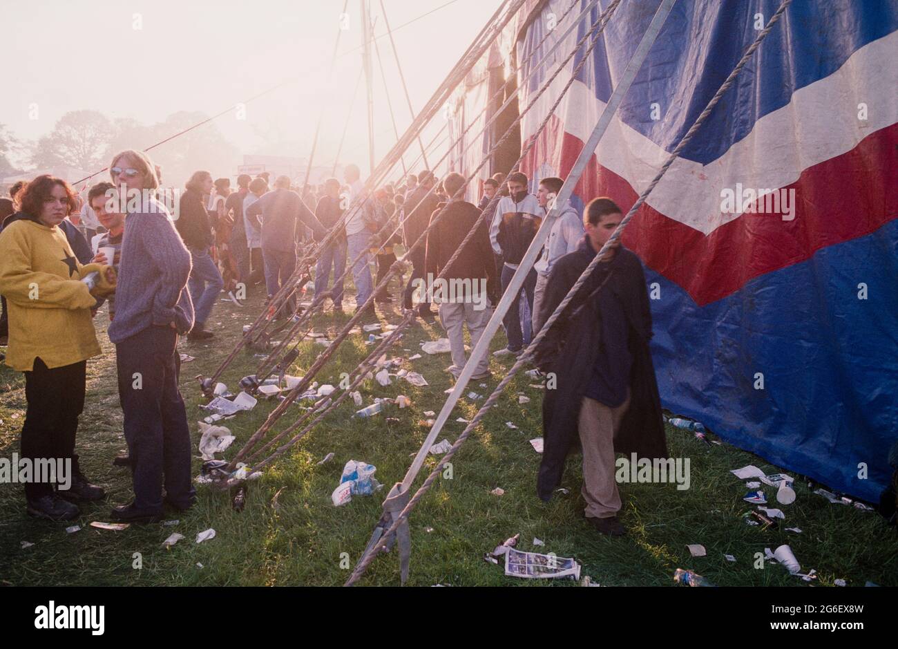 Am Ende des Tribal-Treffens fand eine große Menge Raver statt, die die ganze Nacht lang auf dem Gelände von Luton Hoo, Luton, Bedfordshire, Großbritannien, abgehalten wurde. 24 Mai 1997 Stockfoto