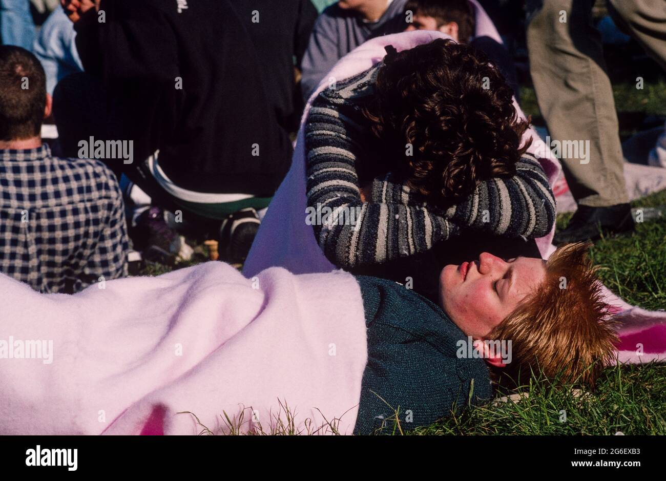 Erschöpfte Raver schlafen nach der Teilnahme, Tribal sammeln eine ganze Nacht Rave auf dem Gelände von Luton Hoo, Luton, Bedfordshire, Großbritannien statt. 24 Mai 1997 Stockfoto