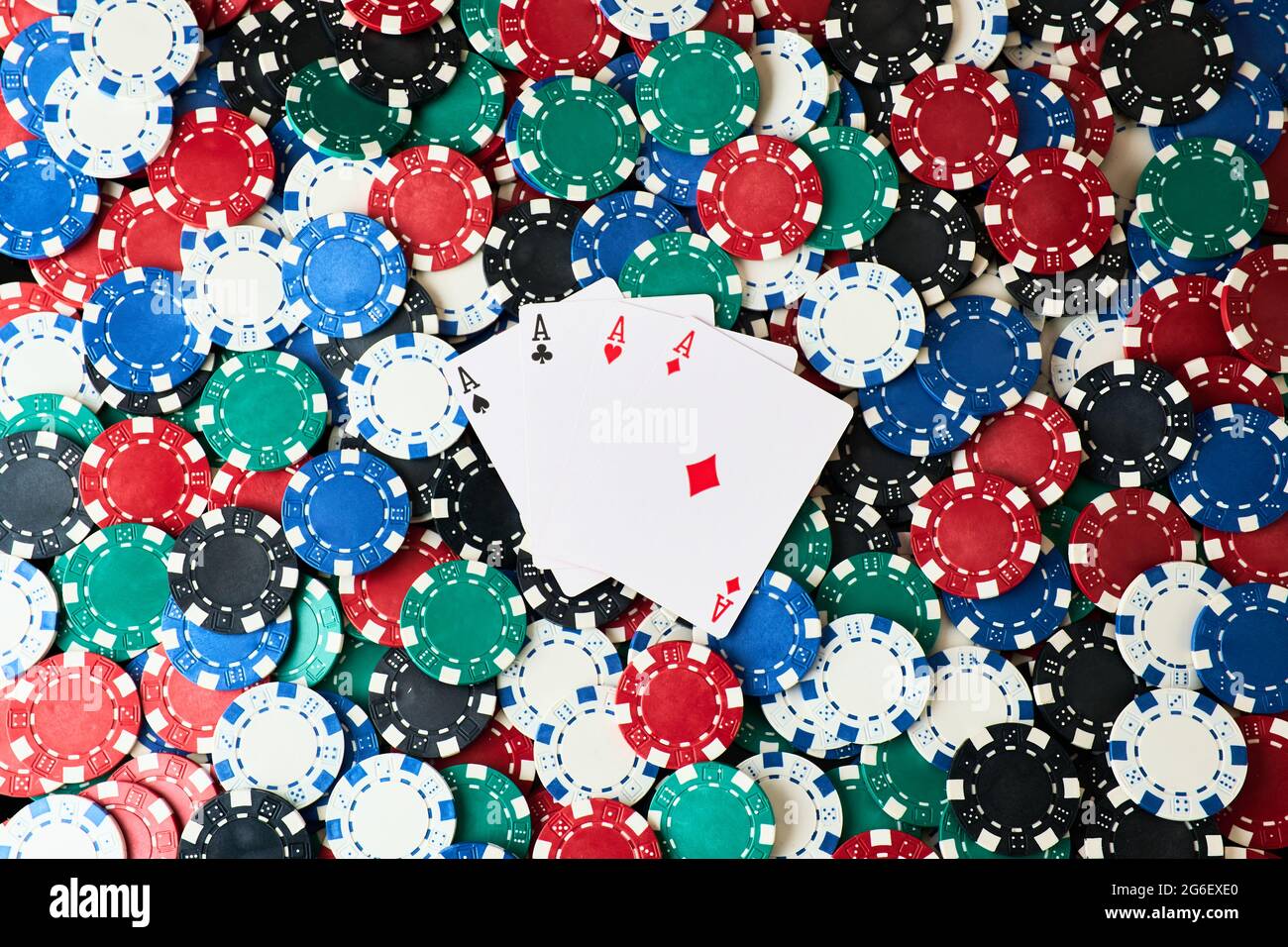 Hintergrund aus Casino Pocker Chips und Spielkarten Stockfoto