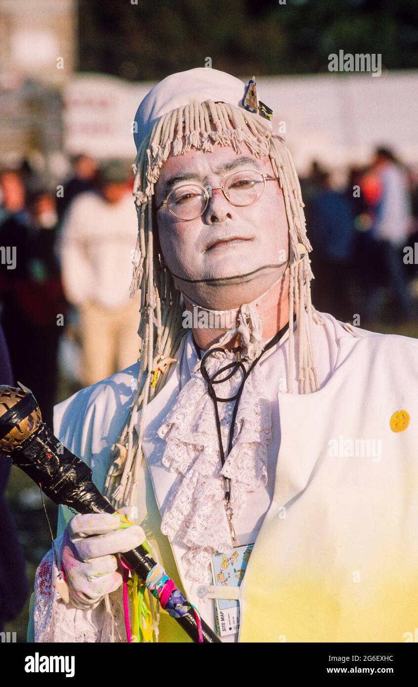 Ein Mann in schickes Kleid bei, Tribal, der eine ganze Nacht lang Rave auf dem Gelände von Luton Hoo, Luton, Bedfordshire, Großbritannien, veranstaltet. 24 Mai 1997 Stockfoto