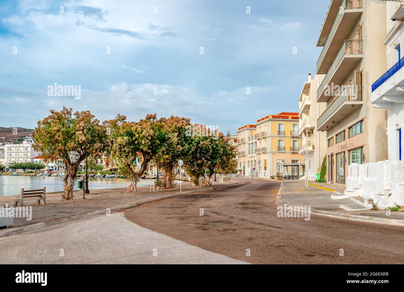 Blick auf die Uferpromenade von Chora, der Hauptstadt der Insel, an einem sonnigen Nachmittag. Tinos ist eine griechische Insel in der Ägäis. Stockfoto