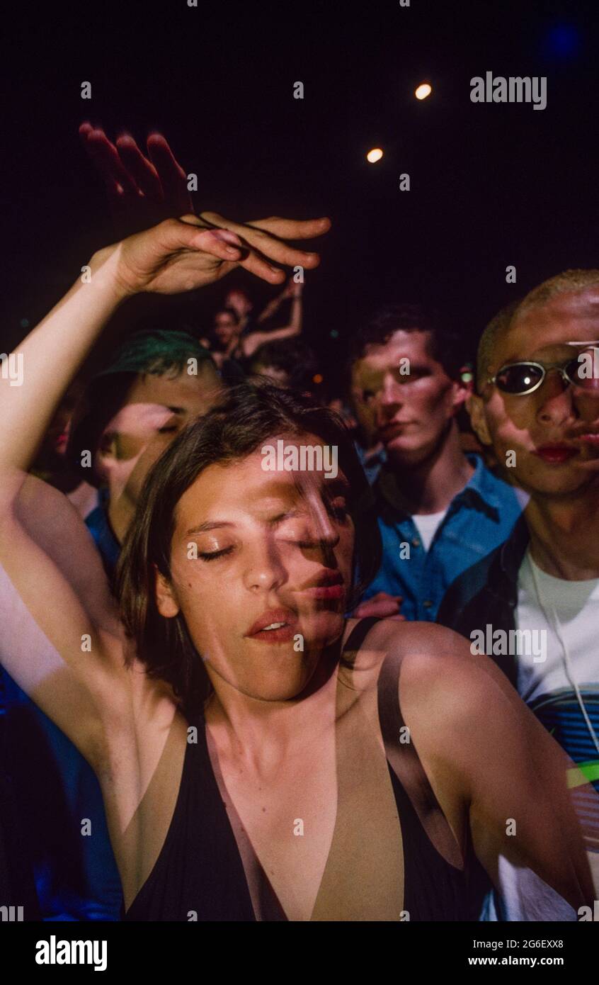 Frau tanzt bei, Tribal Gathering eine ganze Nacht lang Rave auf dem Gelände von Luton Hoo, Luton, Bedfordshire, Großbritannien. 24 Mai 1997 Stockfoto