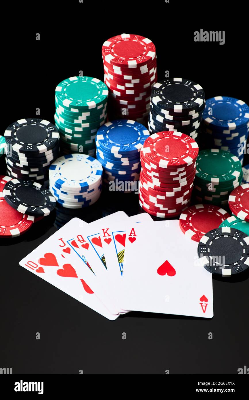 Stapel von Casino-Spielchips und -Karten isoliert auf schwarzem  reflektierenden Hintergrund Stockfotografie - Alamy
