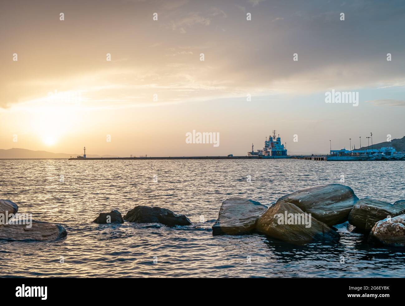 Landschaftlich schöner Sonnenuntergang in Tinos. Tinos ist eine griechische Insel in der Ägäis, im Archipel der Kykladen. Stockfoto