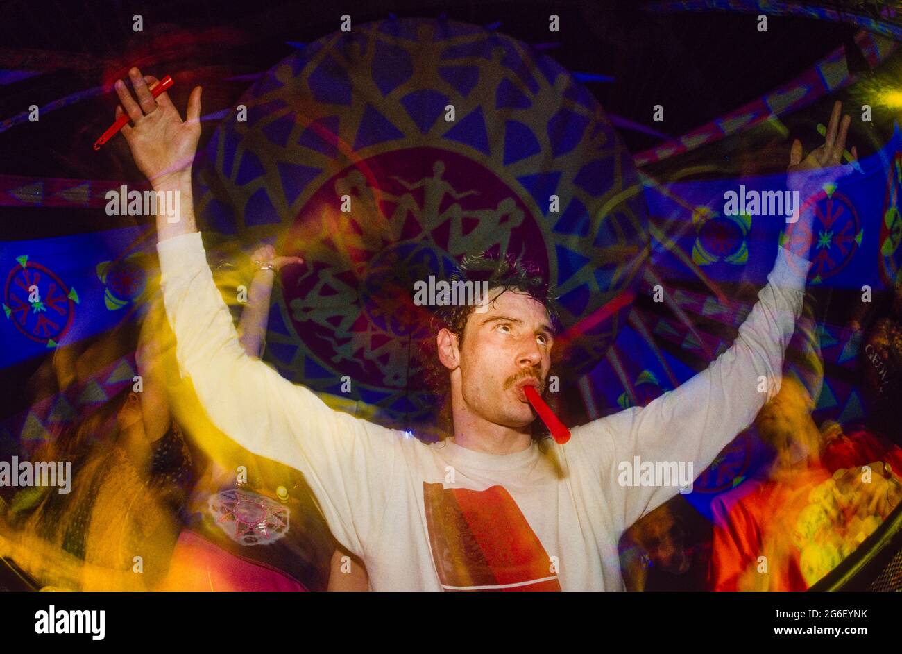 Ein Mann, der bei Tribal tanzt und einen ganzen Abend lang Rave auf dem Gelände von Luton Hoo, Luton, Bedfordshire, Großbritannien, veranstaltet. 24 Mai 1997 Stockfoto