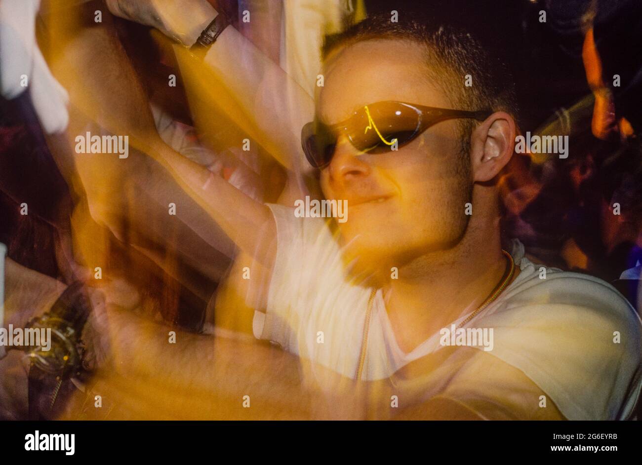 Ein junger Mann, der bei Tribal tanzt und einen ganzen Abend lang Rave auf dem Gelände von Luton Hoo, Luton, Bedfordshire, Großbritannien, veranstaltet. 24 Mai 1997 Stockfoto