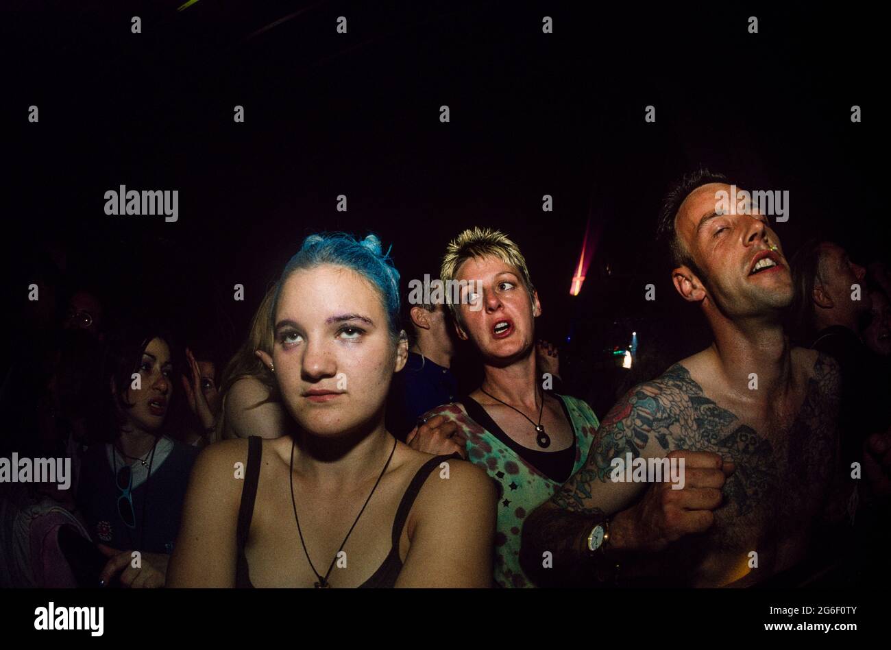 Menschen tanzen bei, Tribal Gathering eine ganze Nacht lang Rave auf dem Gelände von Luton Hoo, Luton, Bedfordshire, Großbritannien. 24 Mai 1997 Stockfoto