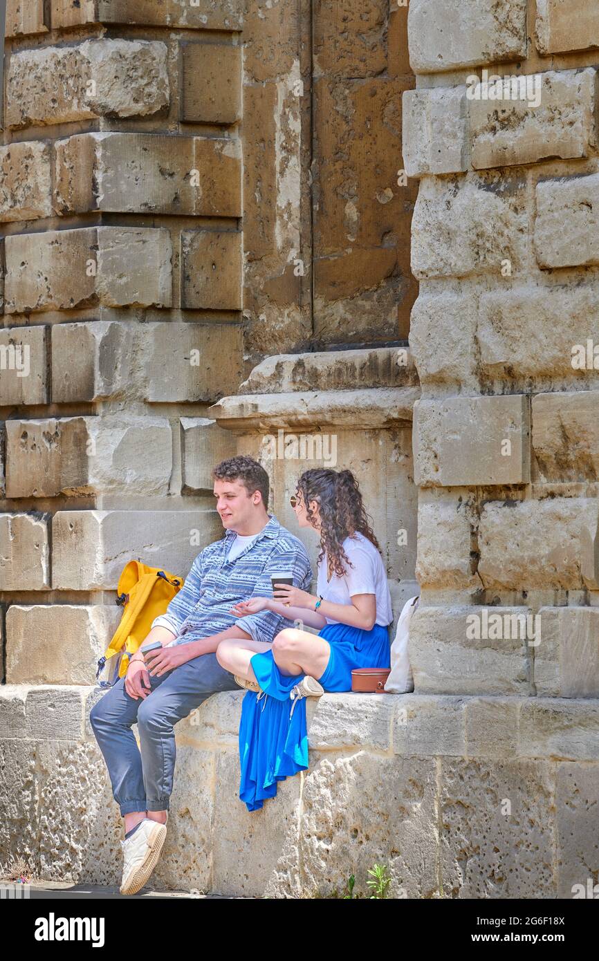 Ein paar Studenten essen zu Mittag in einer Nische vor dem Radcliffe Camera Gebäude der Bodleian Bibliothek, Universität Oxford, England. Stockfoto