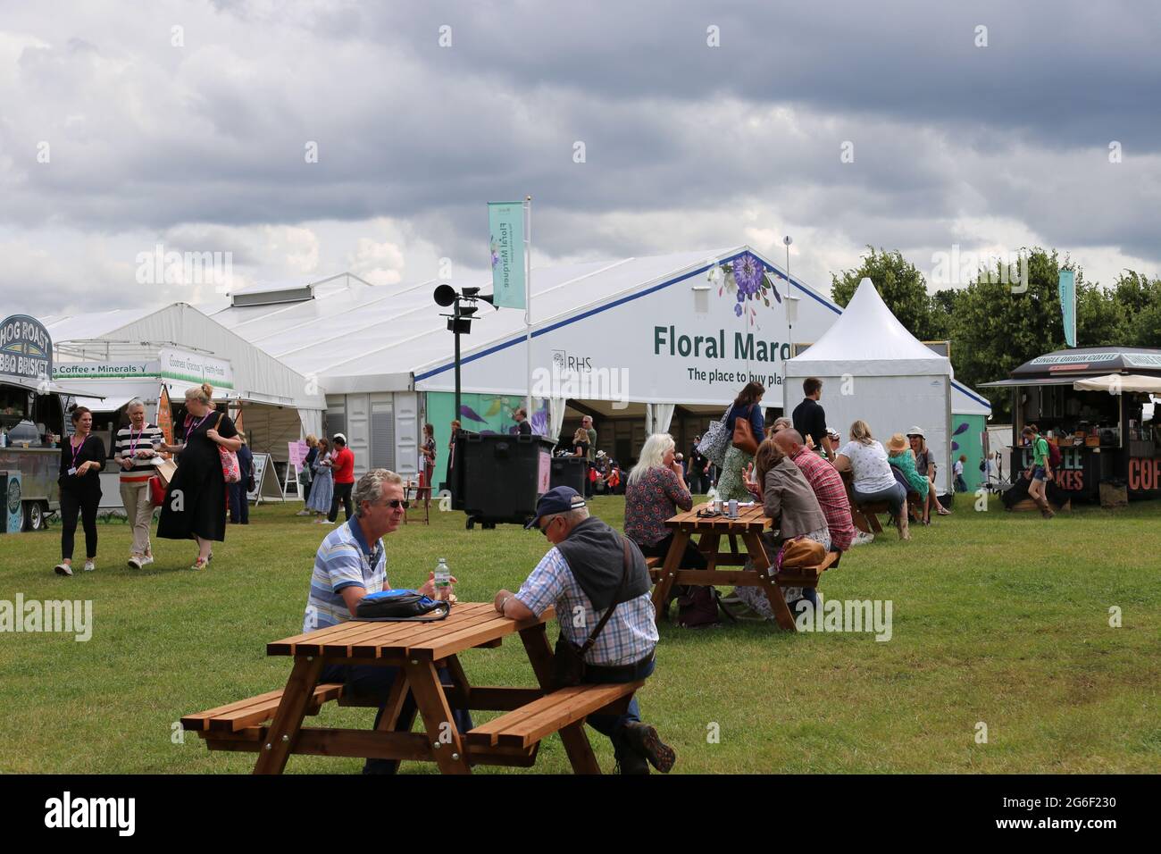 Flower Marquee und Food Stände, RHS Hampton Court Palace Garden Festival 2021, Preview Day, 5. Juli 2021, London, England, VEREINIGTES KÖNIGREICH Stockfoto