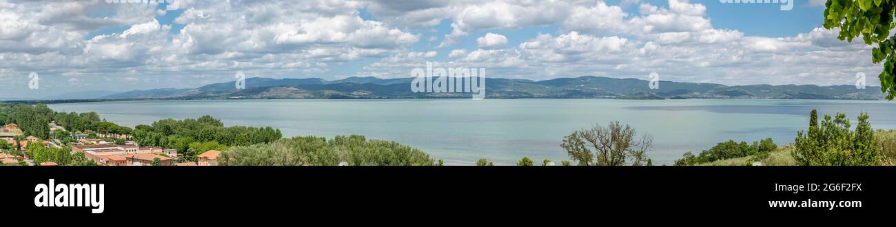 Atemberaubender Panoramablick auf den Trasimeno-See, von Castiglione del Lago, Umbrien, Italien Stockfoto