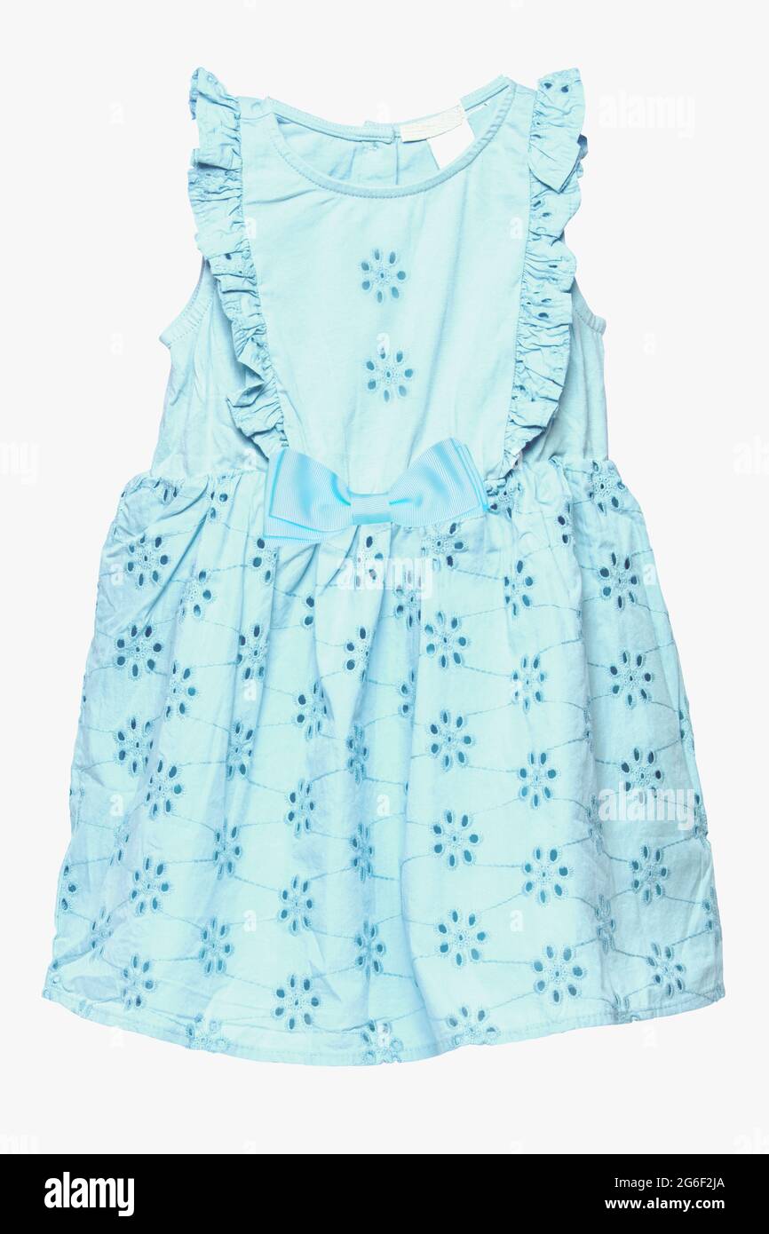 Sommerkleid isoliert. Nahaufnahme eines schönen hellblauen ärmellosen Baby Mädchen Kleid isoliert auf einem weißen Hintergrund. Beschneidungspfad. Kinder Frühling fas Stockfoto