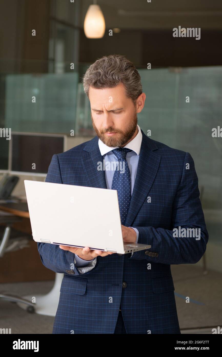 Konzentrierter Programmierer Mann verwenden pc. Unternehmer oder Manager. Agiles Geschäft. Stockfoto