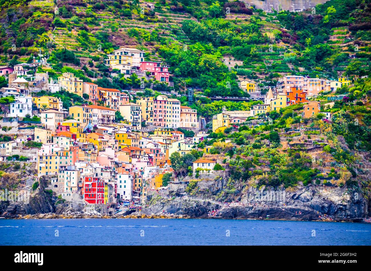 Blick auf die Stadt Riomaggiore vom Boot aus, eines der Dörfer der Cinque Terre, La Spezia, Ligurien-Italien Stockfoto