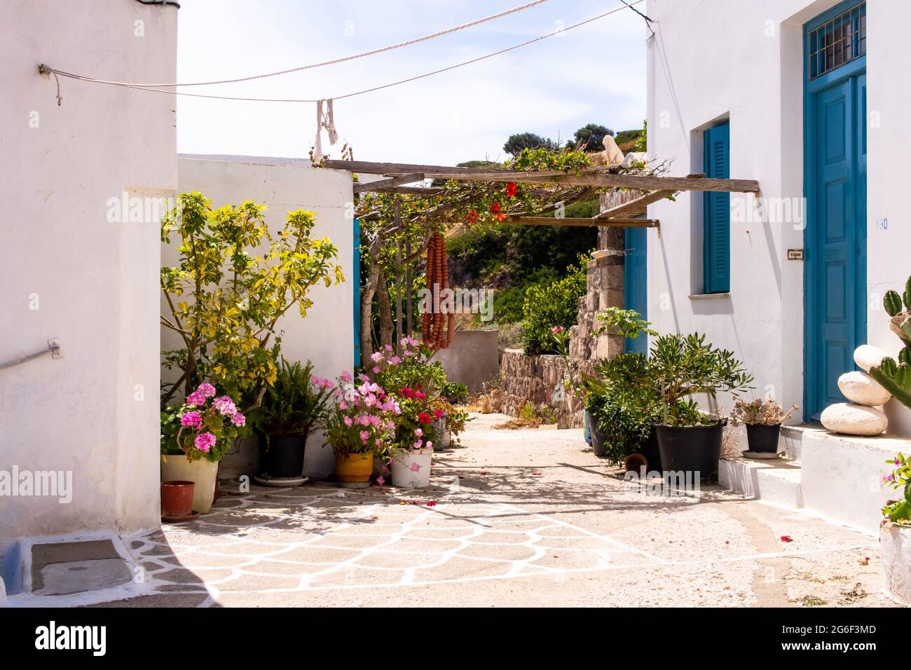 Plaka Town auf der Insel Milos - malerische schmale Steinstraße mit traditionellen griechischen weiß getünchten Wänden, blauen Türen, Fensterläden. Stockfoto