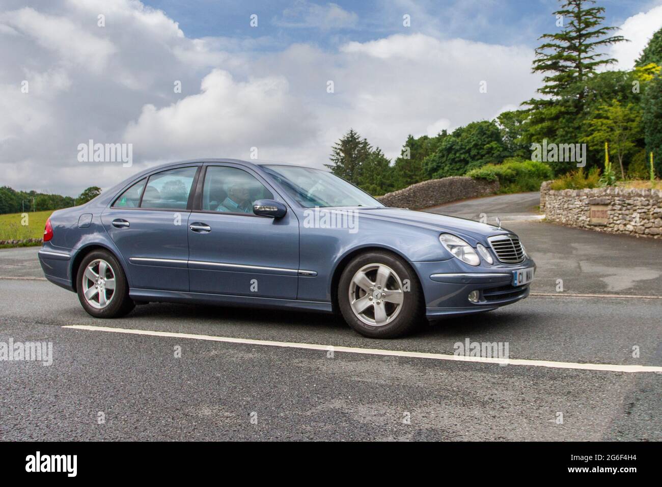 2003 blaue Mercedes Benz E270 Classic 4dr Limousine auf dem Weg zur Leighton Hall Oldtimer-Juli-Automobilmesse, Carnforth, Lancashire UK Stockfoto