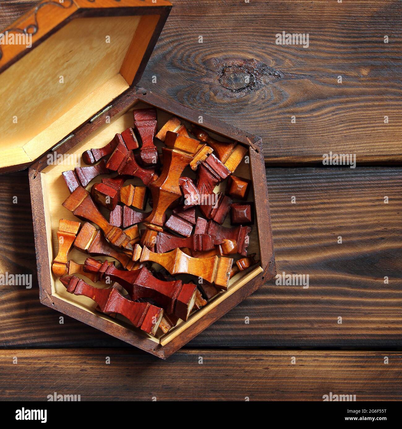 Holzschach auf Holzhintergrund Stockfoto