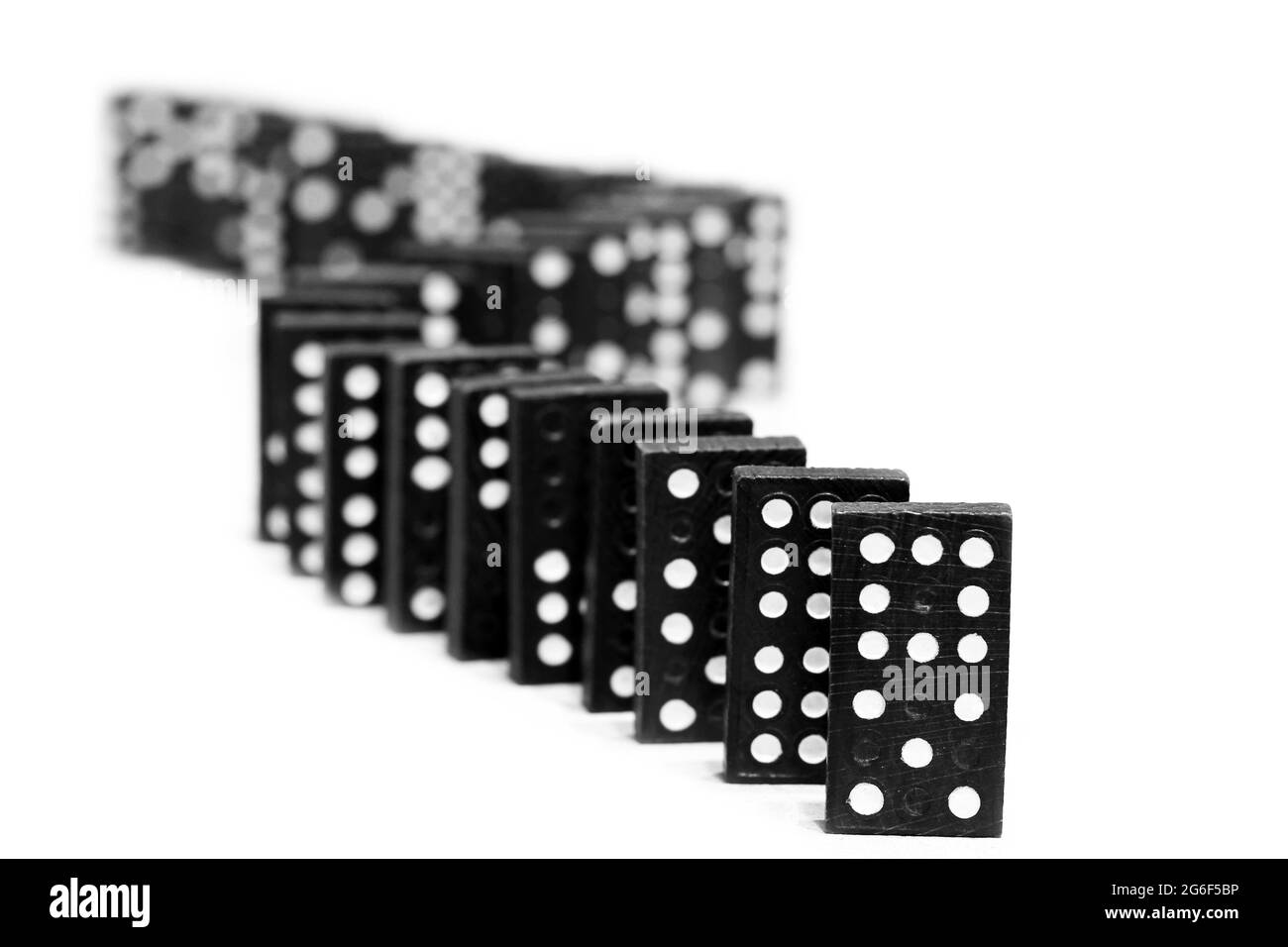 Dominosteine auf weißem Hintergrund. Spiele Stockfoto