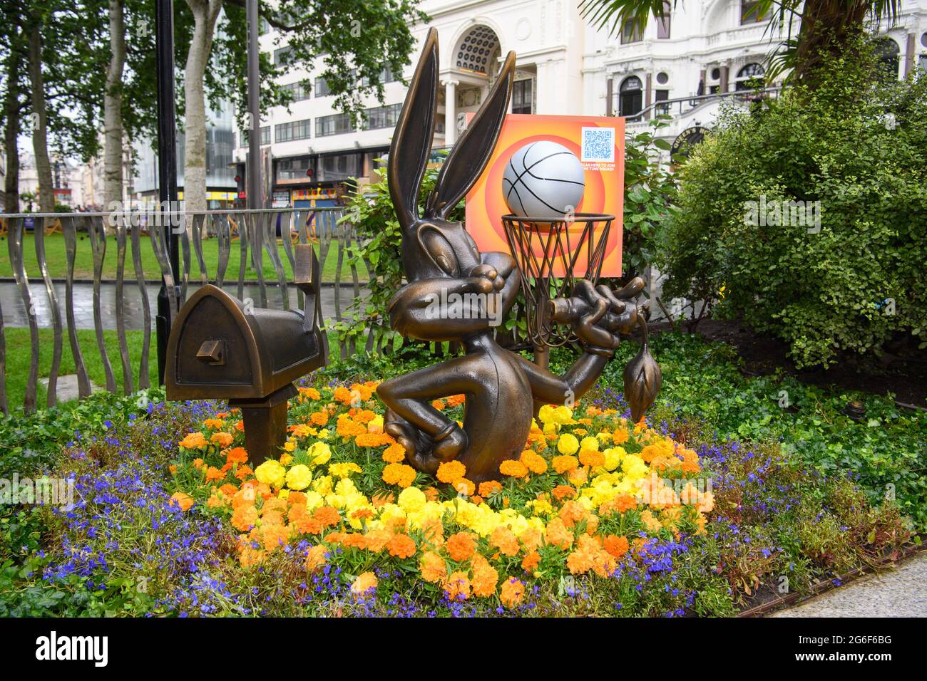 London, Großbritannien. 6. Juli 2021. Die Statue des Bugs Bunny im Leicester Square, London, wird mit einem Basketballkorb aktualisiert, um die Veröffentlichung von Space Jam: A New Legacy zu markieren. Bilddatum: Dienstag, 6. Juli 2021. Bildnachweis sollte lauten: Matt Crossick/Empics/Alamy Live News Stockfoto
