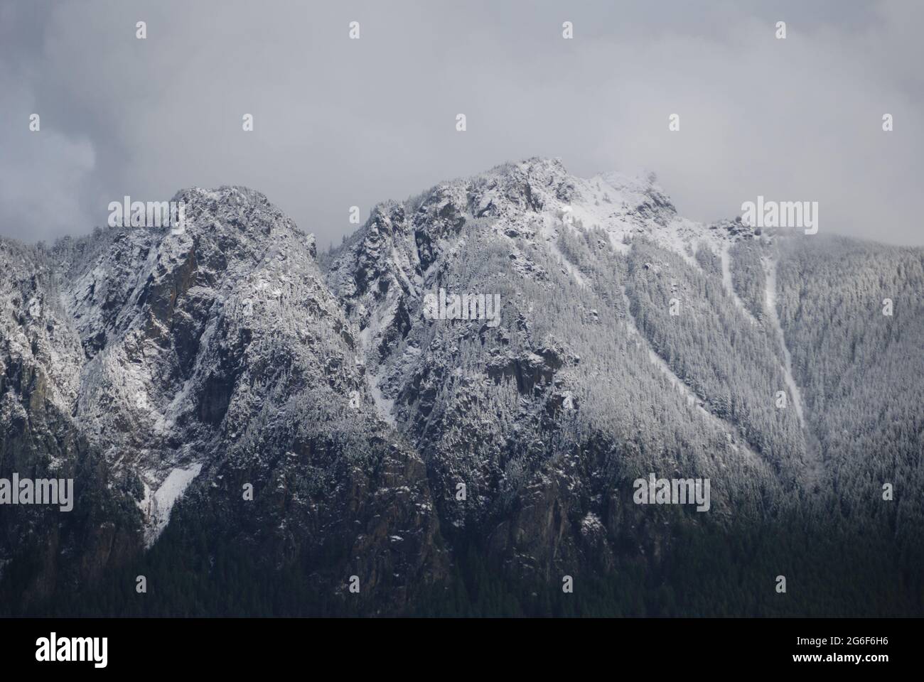 Schneebedeckter Mount Si in den Washington Cascades Stockfoto