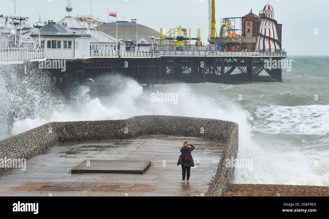 Brighton UK 6. Juli 2021 - Wellen schlagen am Brighton Palace Pier ein, als starke Winde die Südküste heute Morgen mit Böen von bis zu 40 Meilen pro Stunde für einige Gebiete schlagen : Credit Simon Dack / Alamy Live News Stockfoto