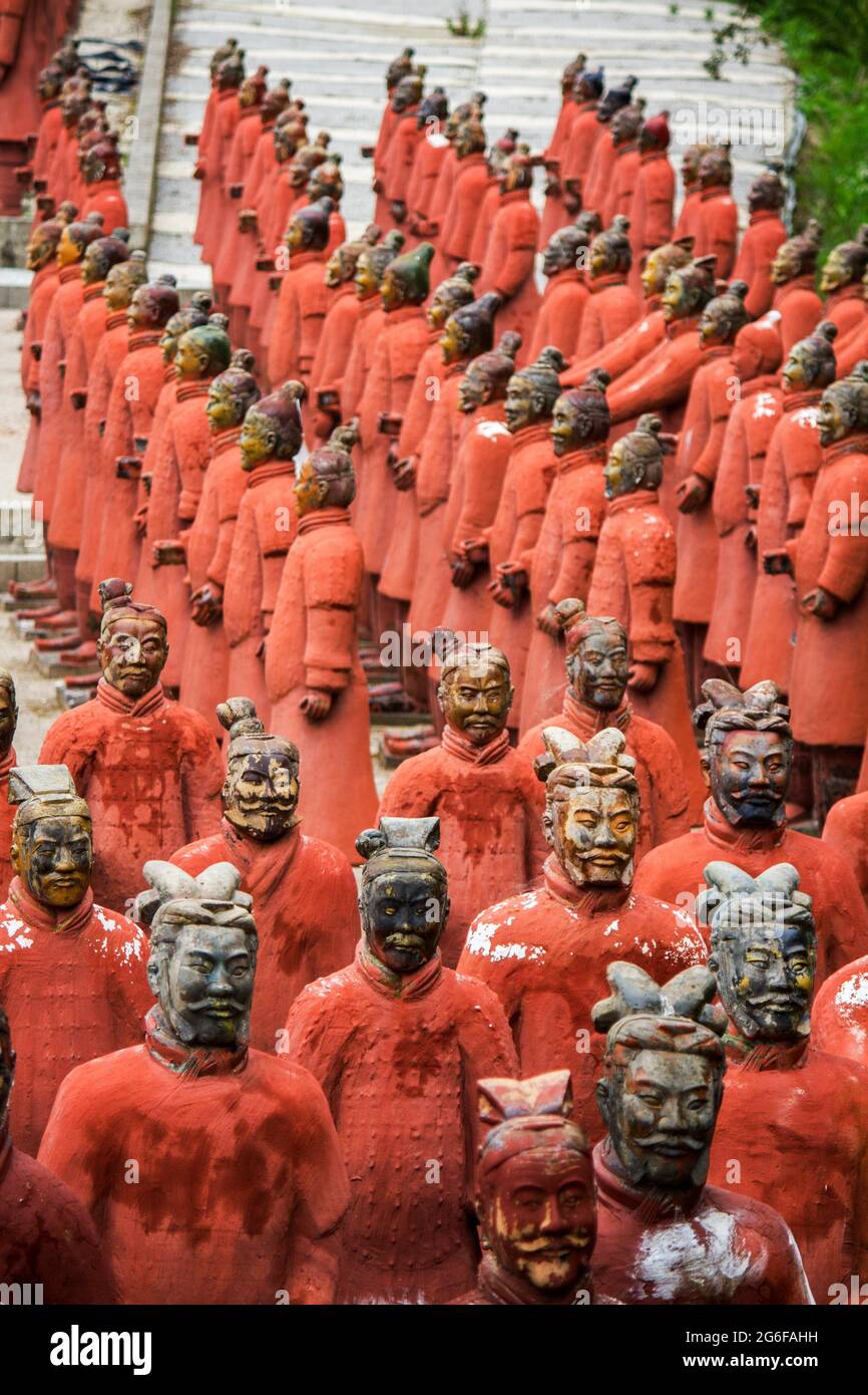 Ansicht von nachgebildeten Statuen im Buddha Eden Park, Bombarral