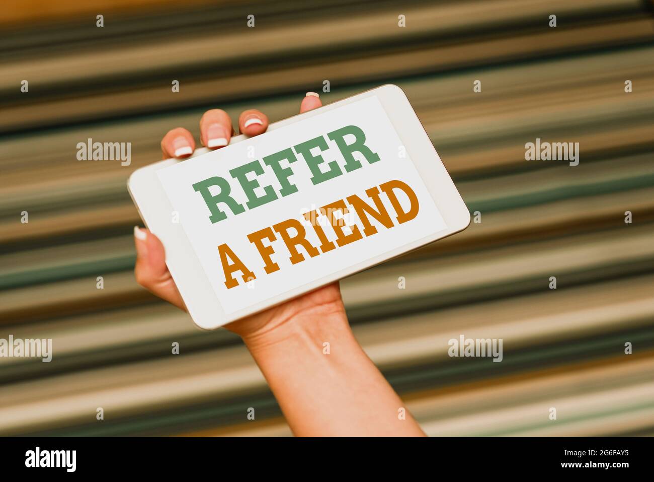 Schreiben mit Text „Freunde werben“. Ein Wort, das auf eine andere Person  geschrieben wurde, oder ihm etwas wie Geschenkfunktionen für sprach- und  Videoanrufe schicken Stockfotografie - Alamy