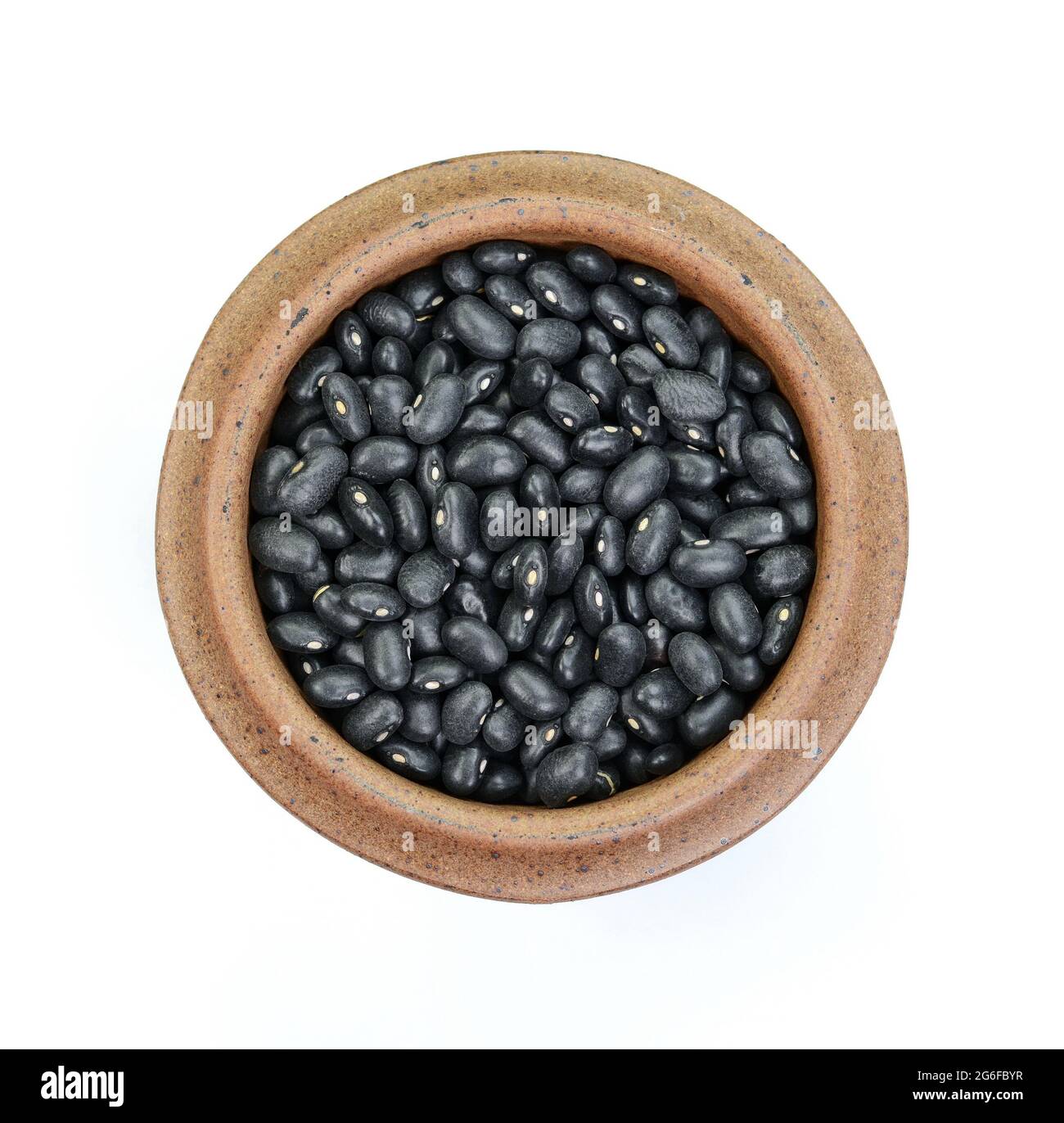 Stapel von schwarzen Bohnen ( Urad dal, schwarzes Gramm, vigna mungo ) isoliert auf weißem Hintergrund . Stockfoto