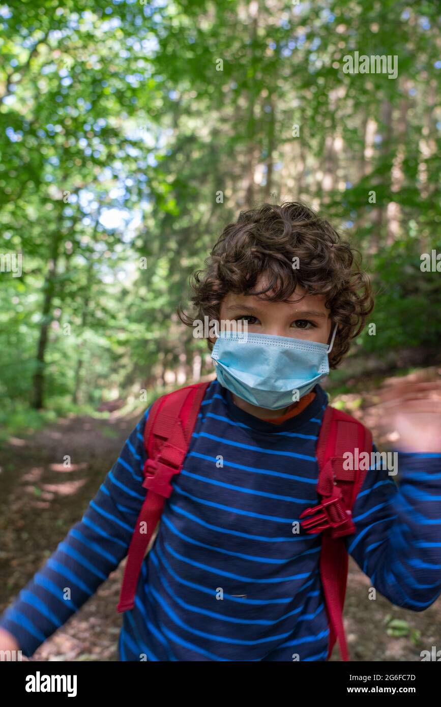 Wochenend-Kurzurlaub im Hochsauerlandkreis Waldwanderwege...Kleinkind mit Maske Angst vor Corona Pandemie Stockfoto